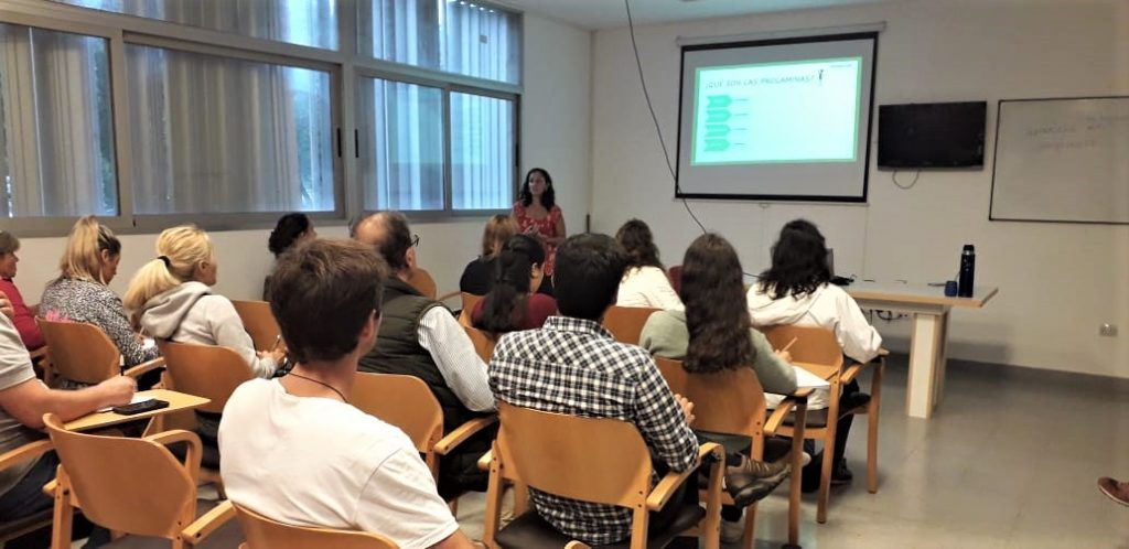 La Dra. Eugenia Steffolani exponiendo sobre las dificultades que se presentan en la elaboración de panificados libres de gluten